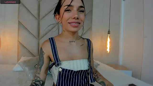 Snapshot of Mollymoon1 chatting on January 2025 09:32:01 PM Mollymoon1 online show from January 2025 09:32:01 PM