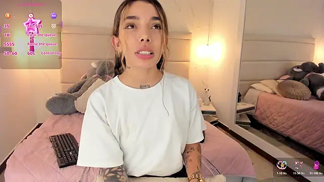 Snapshot of Mollymoon1 chatting on November 2025 08:51:01 PM Mollymoon1 online show from November 2025 08:51:01 PM