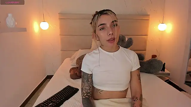 Snapshot of Mollymoon1 chatting on November 2025 07:49:02 PM Mollymoon1 online show from November 2025 07:49:02 PM