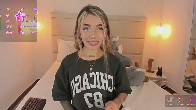 Snapshot of Mollymoon1 chatting on November 2025 08:22:02 PM Mollymoon1 online show from November 2025 08:22:02 PM