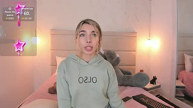 Snapshot of Mollymoon1 chatting on December 2025 08:14:01 PM Mollymoon1 online show from December 2025 08:14:01 PM