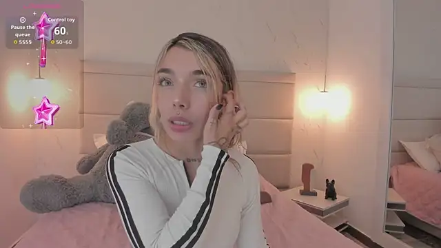 Snapshot of Mollymoon1 chatting on December 2025 09:10:02 PM Mollymoon1 online show from December 2025 09:10:02 PM