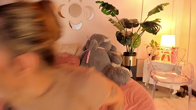 Snapshot of Mollymoon1 chatting on February 2026 07:54:02 PM Mollymoon1 online show from February 2026 07:54:02 PM