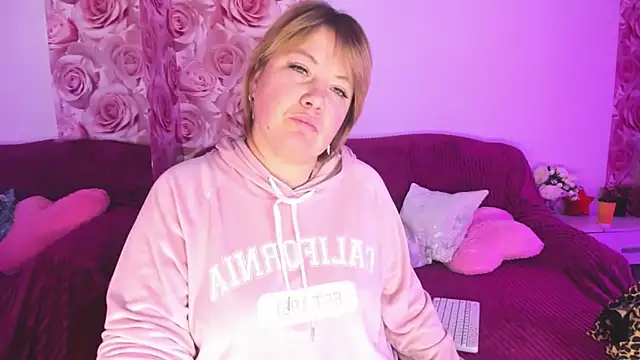 Snapshot of CurlyDreams chatting on February 2026 06:42:02 AM CurlyDreams online show from February 2026 06:42:02 AM