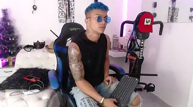 Snapshot of Leonard_Price chatting on February 2025 12:47:01 PM Leonard Price online show from February 2025 12:47:01 PM