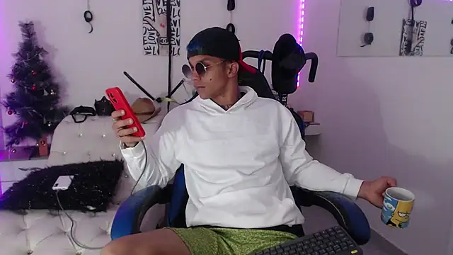 Snapshot of Leonard_Price chatting on February 2025 03:22:01 AM Leonard Price online show from February 2025 03:22:01 AM