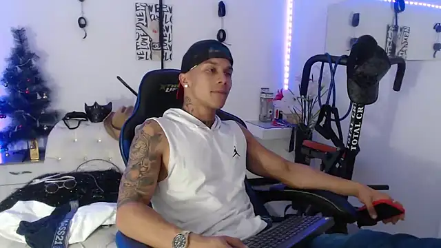 Snapshot of Leonard_Price chatting on February 2025 06:19:01 AM Leonard Price online show from February 2025 06:19:01 AM