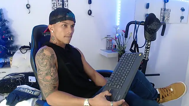 Snapshot of Leonard_Price chatting on February 2025 03:51:02 PM Leonard Price online show from February 2025 03:51:02 PM