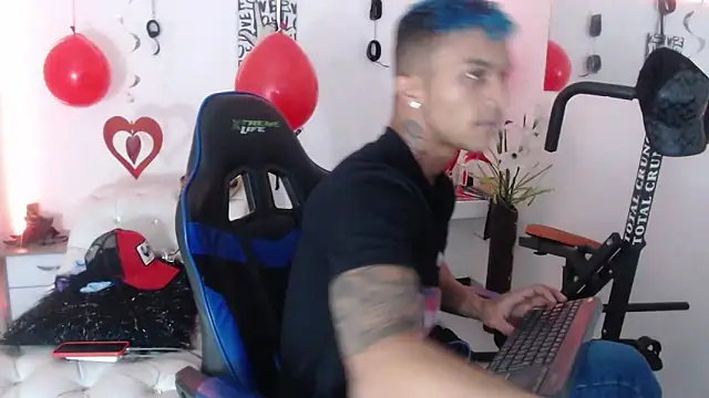 Snapshot of Leonard_Price chatting on February 2025 02:27:01 AM Leonard Price online show from February 2025 02:27:01 AM