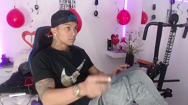 Snapshot of Leonard_Price chatting on February 2025 07:59:02 PM Leonard Price online show from February 2025 07:59:02 PM