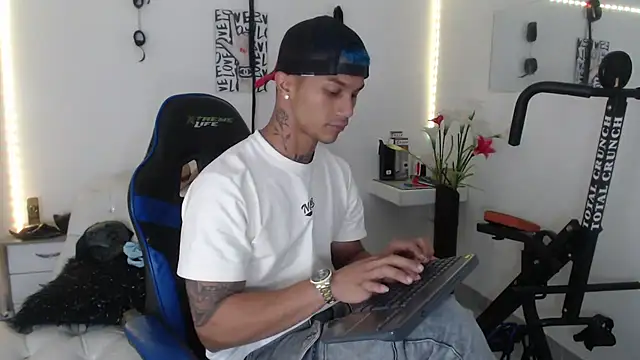 Snapshot of Leonard_Price chatting on February 2025 03:34:02 AM Leonard Price online show from February 2025 03:34:02 AM