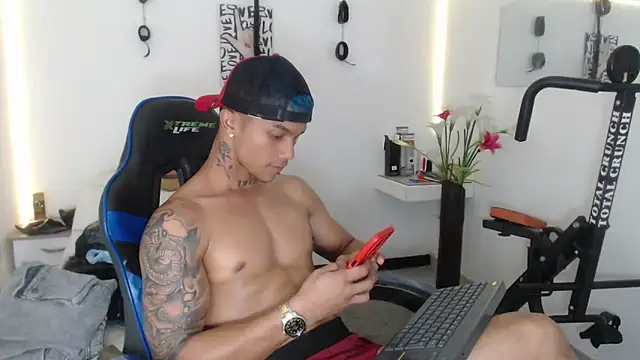 Snapshot of Leonard_Price chatting on February 2025 09:00:01 PM Leonard Price online show from February 2025 09:00:01 PM