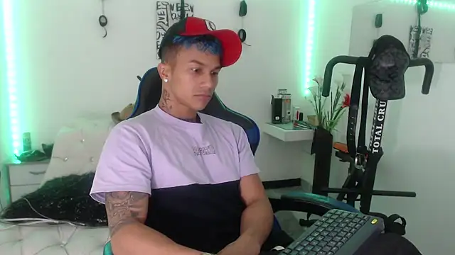 Snapshot of Leonard_Price chatting on February 2025 03:02:01 AM Leonard Price online show from February 2025 03:02:01 AM