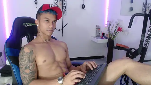 Snapshot of Leonard_Price chatting on February 2025 06:05:02 AM Leonard Price online show from February 2025 06:05:02 AM