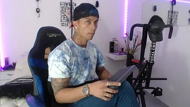 Snapshot of Leonard_Price chatting on February 2025 01:52:02 AM Leonard Price online show from February 2025 01:52:02 AM