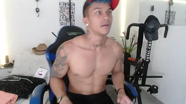 Snapshot of Leonard_Price chatting on February 2025 03:21:02 AM Leonard Price online show from February 2025 03:21:02 AM