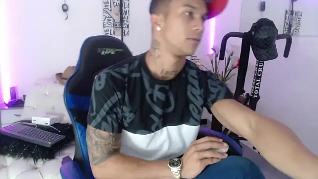 Snapshot of Leonard_Price chatting on February 2025 02:42:02 AM Leonard Price online show from February 2025 02:42:02 AM