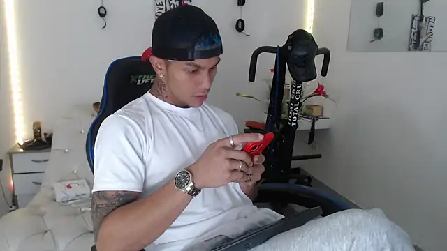 Snapshot of Leonard_Price chatting on February 2025 02:21:01 PM Leonard Price online show from February 2025 02:21:01 PM