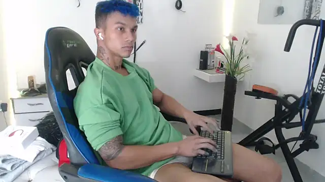 Snapshot of Leonard_Price chatting on February 2025 10:41:01 AM Leonard Price online show from February 2025 10:41:01 AM