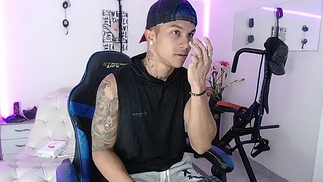 Snapshot of Leonard_Price chatting on March 2025 01:31:02 PM Leonard Price online show from March 2025 01:31:02 PM