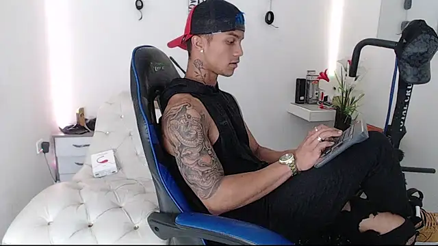 Snapshot of Leonard_Price chatting on March 2025 12:52:01 PM Leonard Price online show from March 2025 12:52:01 PM