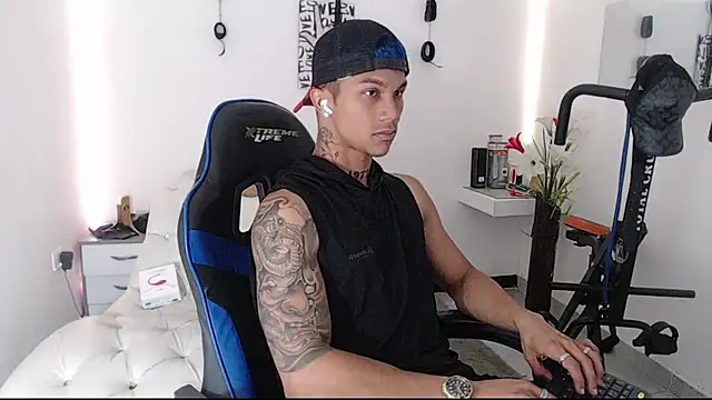 Snapshot of Leonard_Price chatting on March 2025 03:56:01 PM Leonard Price online show from March 2025 03:56:01 PM