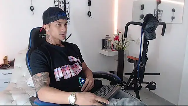 Snapshot of Leonard_Price chatting on March 2025 01:42:02 AM Leonard Price online show from March 2025 01:42:02 AM