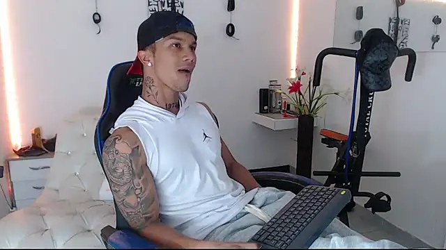 Snapshot of Leonard_Price chatting on March 2025 12:23:02 PM Leonard Price online show from March 2025 12:23:02 PM