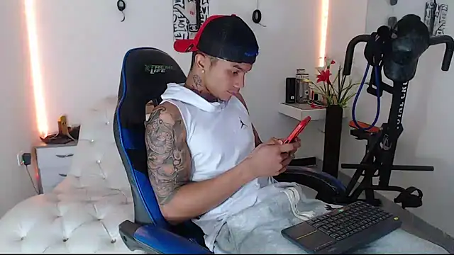 Snapshot of Leonard_Price chatting on March 2025 03:28:02 PM Leonard Price online show from March 2025 03:28:02 PM