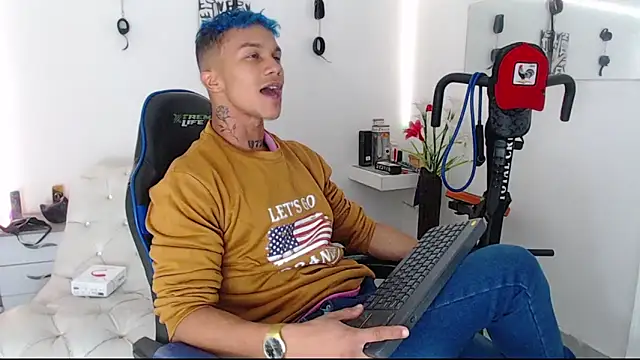 Snapshot of Leonard_Price chatting on March 2025 01:14:02 AM Leonard Price online show from March 2025 01:14:02 AM