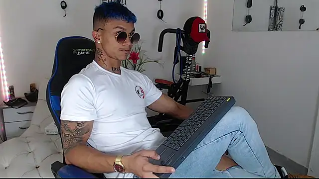 Snapshot of Leonard_Price chatting on March 2025 12:54:02 AM Leonard Price online show from March 2025 12:54:02 AM