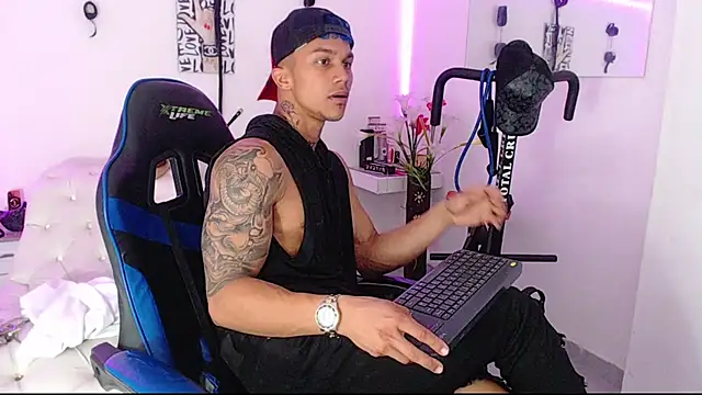 Snapshot of Leonard_Price chatting on March 2025 02:20:02 AM Leonard Price online show from March 2025 02:20:02 AM