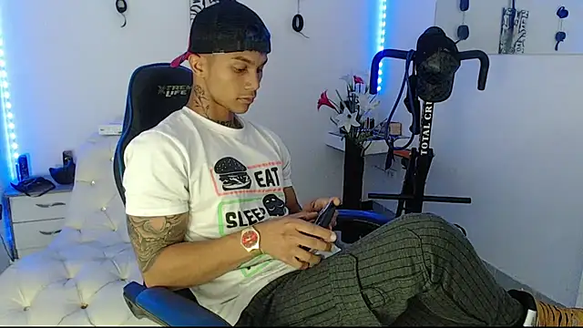 Snapshot of Leonard_Price chatting on March 2025 11:17:01 PM Leonard Price online show from March 2025 11:17:01 PM