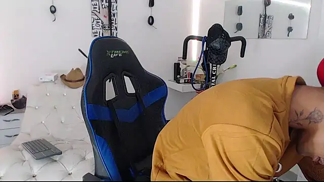 Snapshot of Leonard_Price chatting on March 2025 01:42:02 PM Leonard Price online show from March 2025 01:42:02 PM