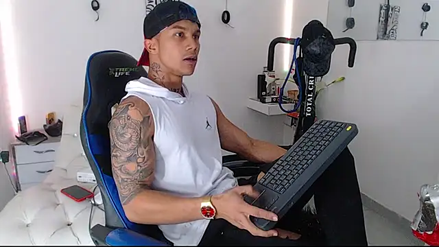 Snapshot of Leonard_Price chatting on March 2025 02:37:02 AM Leonard Price online show from March 2025 02:37:02 AM