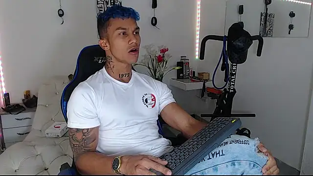 Snapshot of Leonard_Price chatting on March 2025 03:08:02 PM Leonard Price online show from March 2025 03:08:02 PM