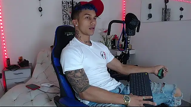 Snapshot of Leonard_Price chatting on March 2025 02:51:01 AM Leonard Price online show from March 2025 02:51:01 AM