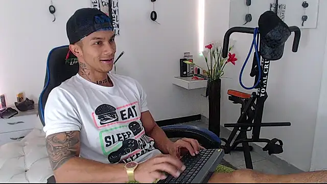 Snapshot of Leonard_Price chatting on March 2025 03:31:01 PM Leonard Price online show from March 2025 03:31:01 PM