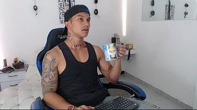 Snapshot of Leonard_Price chatting on March 2025 02:15:02 AM Leonard Price online show from March 2025 02:15:02 AM