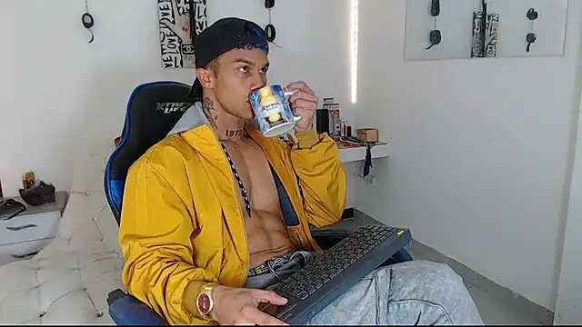 Snapshot of Leonard_Price chatting on March 2025 05:54:01 AM Leonard Price online show from March 2025 05:54:01 AM