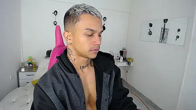 Snapshot of Leonard_Price chatting on September 2025 02:34:01 AM Leonard Price online show from September 2025 02:34:01 AM