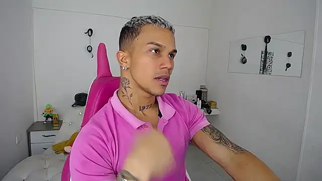 Snapshot of Leonard_Price chatting on September 2025 11:39:02 PM Leonard Price online show from September 2025 11:39:02 PM