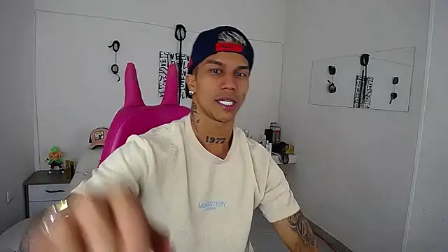 Snapshot of Leonard_Price chatting on September 2025 12:23:02 AM Leonard Price online show from September 2025 12:23:02 AM