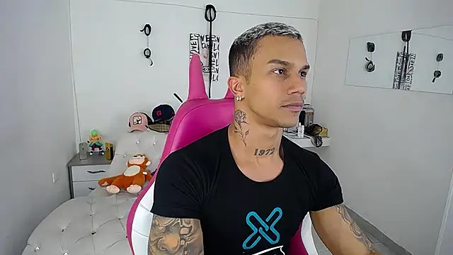 Snapshot of Leonard_Price chatting on September 2025 02:03:02 AM Leonard Price online show from September 2025 02:03:02 AM