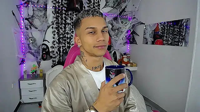 Snapshot of Leonard_Price chatting on October 2025 01:28:01 AM Leonard Price online show from October 2025 01:28:01 AM