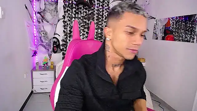 Snapshot of Leonard_Price chatting on October 2025 01:39:01 AM Leonard Price online show from October 2025 01:39:01 AM