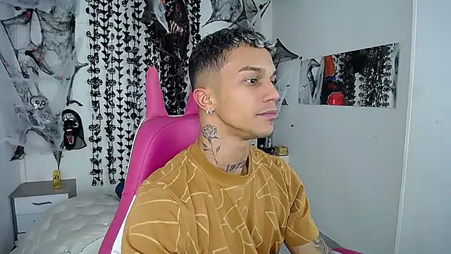 Snapshot of Leonard_Price chatting on November 2025 03:38:02 AM Leonard Price online show from November 2025 03:38:02 AM