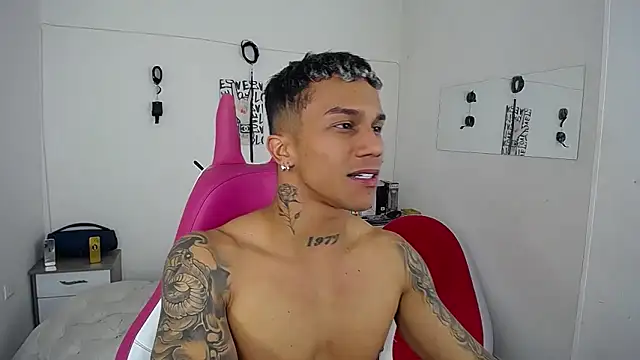 Snapshot of Leonard_Price chatting on November 2025 02:21:01 AM Leonard Price online show from November 2025 02:21:01 AM