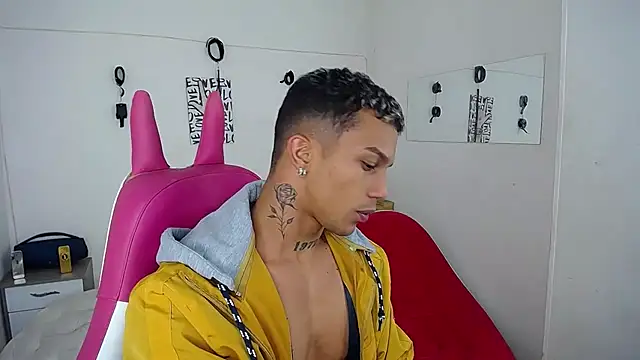 Snapshot of Leonard_Price chatting on November 2025 01:55:02 AM Leonard Price online show from November 2025 01:55:02 AM