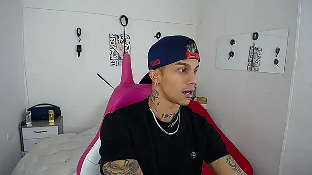 Snapshot of Leonard_Price chatting on November 2025 02:10:01 AM Leonard Price online show from November 2025 02:10:01 AM